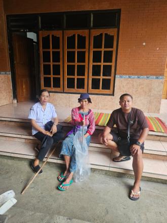Dinas Sosial Provinsi Bali Serahkan Bantuan Tongkat Alat Bantu Berjalan kepada Warga Desa Tajun.